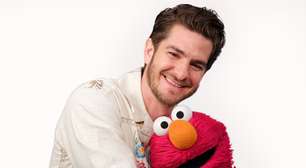 Andrew Garfield fala da morte de sua mãe em 'Vila Sésamo' e é consolado por Elmo