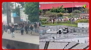 Torcedores do Corinthians apedrejam ônibus do Flamengo e tentam invadir setor rubro-negro