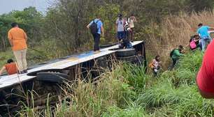 Ônibus escorrega em pista molhada e capota às margens da GO-536, em Senador Canedo