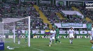 Goleiro Tadeu marca de novo, e Goiás goleia Chapecoense na Arena Condá