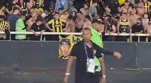 Torcedor do Peñarol faz gesto racista em jogo contra o Botafogo