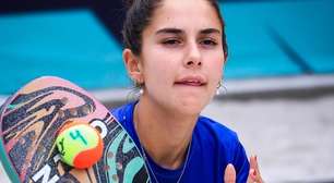 Vitória Marchezini, número 3 do mundo, e Isa Massaioli, número 1 do mundo juvenil, fazem parceria na disputa da Super Cup Beach Tennis