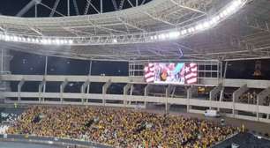 Torcedor do Peñarol faz gesto racista em jogo contra o Botafogo