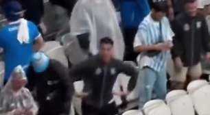 Torcedor do Racing é flagrado fazendo gestas racistas à torcida do Corinthians