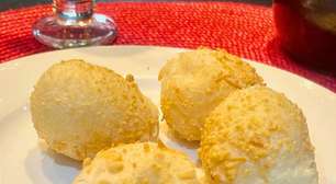 Pão de queijo 2 ingredientes: sem ovo e leite, fácil