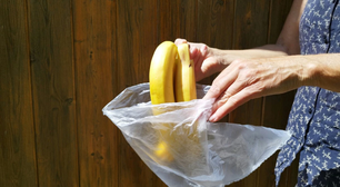 Nem na geladeira, nem na fruteira: veja onde é ideal guardar as bananas para que elas durem mais