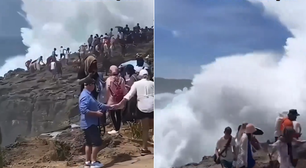 Turista morre ao ser arrastado por onda gigante enquanto posava para foto