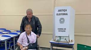 Candidato à reeleição, prefeito de Taboão da Serra vota escoltado após atentado no qual foi baleado