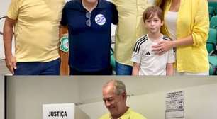 Ciro Gomes vota e posa para foto ao lado de apoiador de André Fernandes