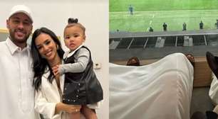 Fora da relação de Jorge Jesus, Neymar vai a jogo do Al-Hilal com traje árabe, filha e noiva