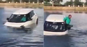 Aluno de autoescola confunde pedais e carro cai dentro de lago