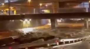 Forte chuva causa alagamentos e deixa carros ilhados na Grande Goiânia