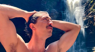 Johnny Massaro publica foto com o novo namorado em viagem à Bahia; veja