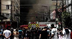 Parte do teto de shopping do Brás atingido por incêndio desaba