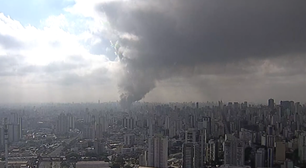 Incêndio atinge shopping no Brás, em São Paulo; 22 equipes dos bombeiros combatem chamas