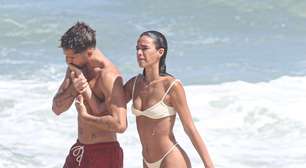 Bruna Marquezine troca beijos com João Guilherme em praia do Rio; veja fotos