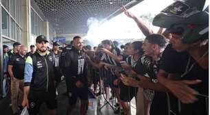 Botafogo desembarca no Rio após garantir vaga na final da Libertadores