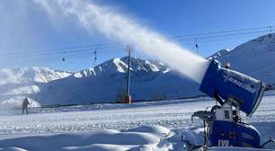 O uso de neve artificial em estações de esqui no Chile diante de incertezas sobre o clima