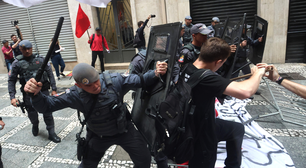 PM avança contra manifestantes e joga bomba de gás durante leilão das escolas em SP; veja