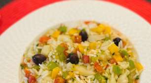 Arroz de bacalhau, colorido e bem molhadinho, receita fácil