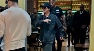 Quase brasileiro! Bruno Mars curte bar em BH e come feijão tropeiro e torresmo