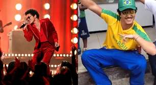 Uniforme completo! Bruno Mars surge de óculos 'juliete' e chinelo nas ruas de Belo Horizonte