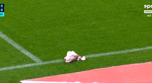 Torcedores do Corinthians jogam cabeça de porco no gramado durante clássico contra o Palmeiras