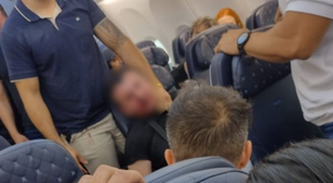 Homem é contido por passageiros após fazer aeromoça de refém e tentar abrir porta de avião; veja