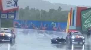 Piloto de moto cai durante apresentação de manobras radicais no Beto Carrero World