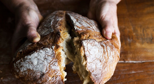 O truque para descongelar o pão em 30 segundos e deixá-lo perfeito, crocante e sem perder o sabor