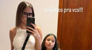 Deborah Secco chama atenção ao surgir com look despojado em clique com a filha