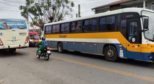 Mulher é atropelada por ônibus e fica gravemente ferida na região de Curitiba