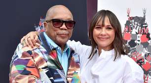 Rashida Jones, de The Office, lamenta morte do pai, Quincy Jones: 'Gigante. Ícone. Metamorfo de cultura. Gênio'