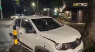 VÍDEO: Motorista embriagado colide contra árvore no bairro Moinhos de Vento