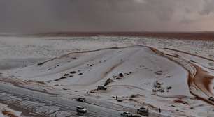 Deserto saudita fica coberto de neve pela primeira vez na história