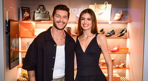 Camila Queiroz e Ambrosio de look preto em feira de calçados