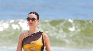 Isis Valverde impacta na praia com look transparente e estiloso