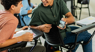 Lei que proíbe uso de celulares nas escolas públicas e privadas de SP é aprovada