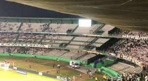 Torcedores do Coritiba tentam invadir espaço destinado à torcida do Santos; PM controla ânimos