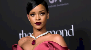 Rihanna é fotografada em um ponto de ônibus com campanha de sua própria marca