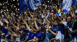 Torcida do Cruzeiro prepara festa antes do embarque para final da Sul-Americana