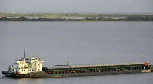 Navio cargueiro encalha no canal de Itapuã, em Viamão