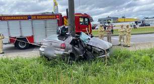 Acidente gravíssimo em bairro de Curitiba termina com carro abraçado a poste e motorista morto