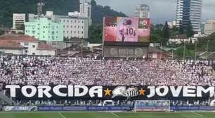 Organizada do Santos desvira faixa para celebrar camisa 10 e acesso