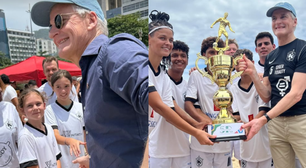 Primeiro-ministro da Noruega assiste partida de futebol de areia e visita bairro boêmio no RJ