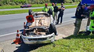 Motorista capota carro e morre na hora na BR-116, em Piraquara (PR)