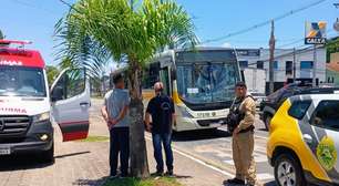 Acidente entre dois ônibus deixa cinco crianças feridas na Grande Curitiba: 'Freou para um pedestre', diz PM