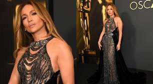 Jennifer Lopez rouba a cena com vestido cravejado de cristais em evento de gala