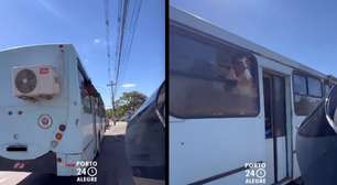 Vídeo: Cavalo é visto com a cabeça para fora de ônibus em Porto Alegre