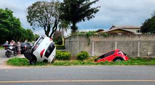 Carros vão parar em vala após acidente em cruzamento de Curitiba